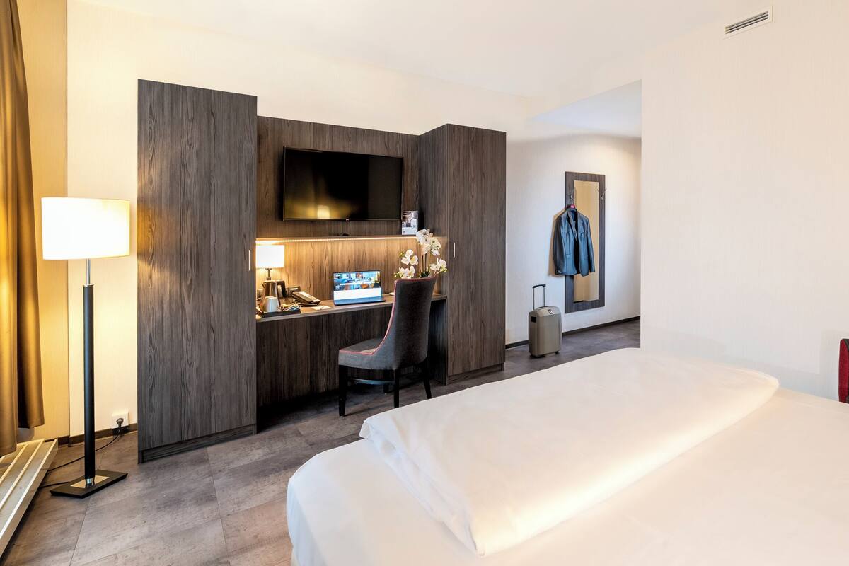 Komfort Superior | Safe på rommet, skrivebord og skrivebord for bærbar PC