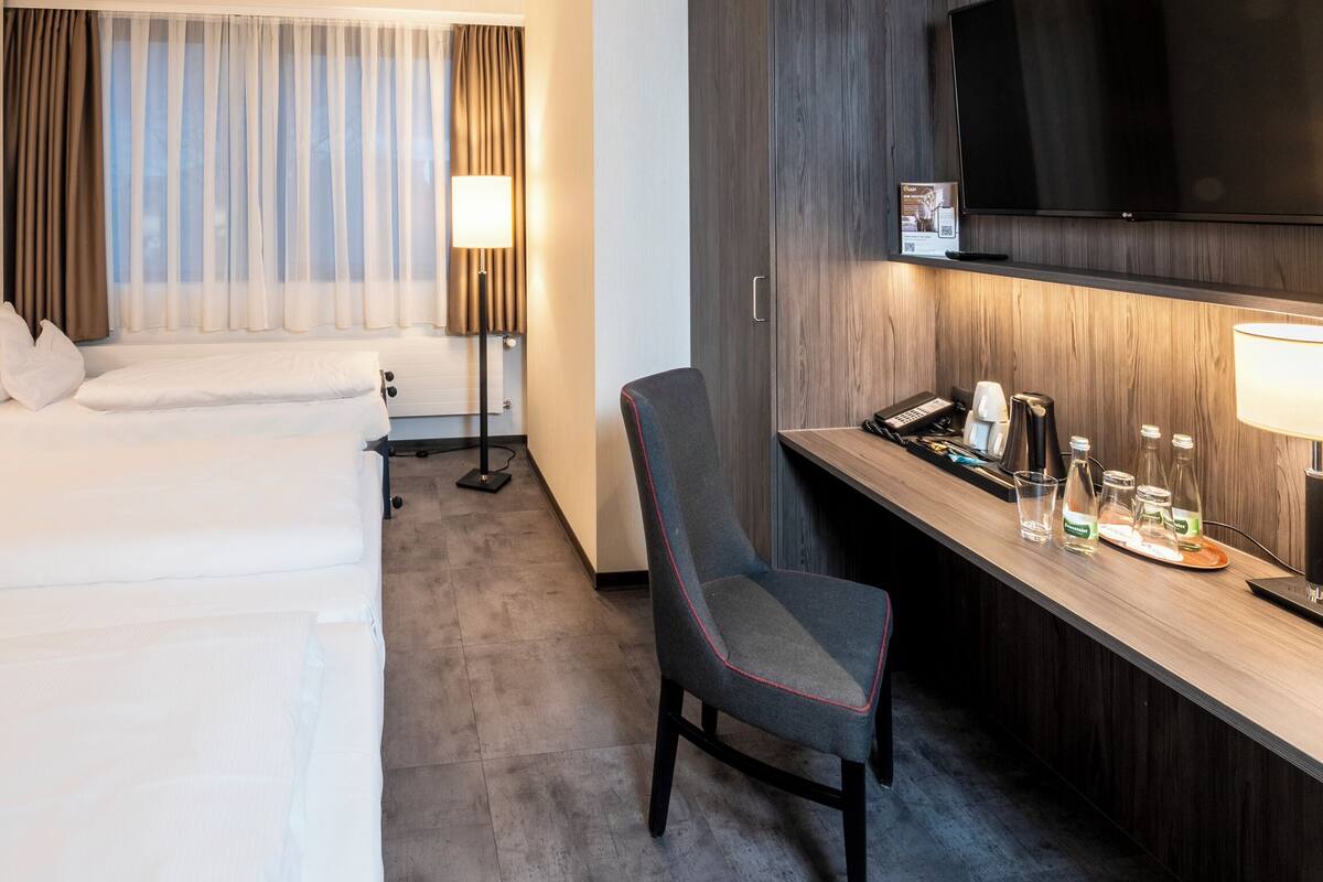 Safe på rommet, skrivebord og skrivebord for bærbar PC