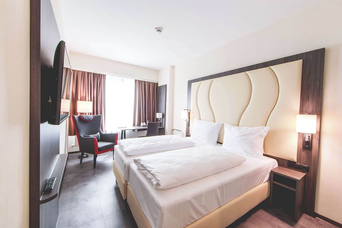 Standard Room, 1 Queen Bed | Laptop workspace, soundproofing, free cribs/infant beds, free WiFi