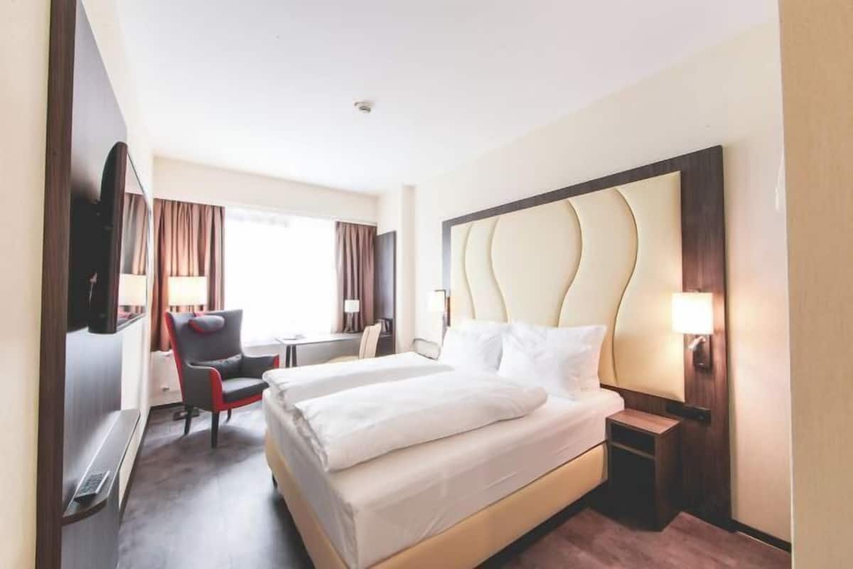 Laptop workspace, soundproofing, free cribs/infant beds, free WiFi