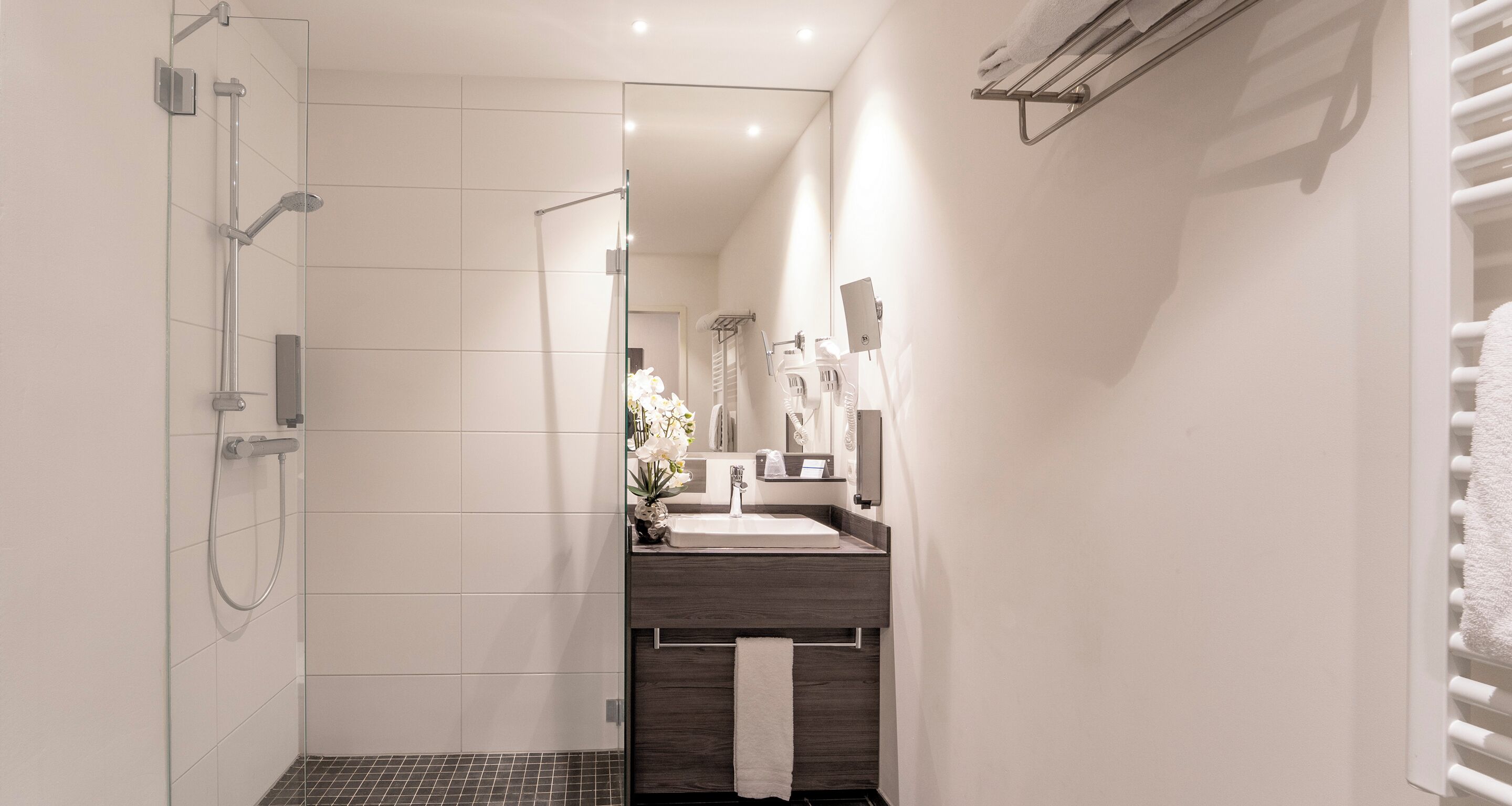 Dusche, Haartrockner, Handtücher, Seife