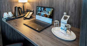 In-room safe, desk, laptop workspace, blackout curtains - PLAZA INN Mannheim (Mannheim)