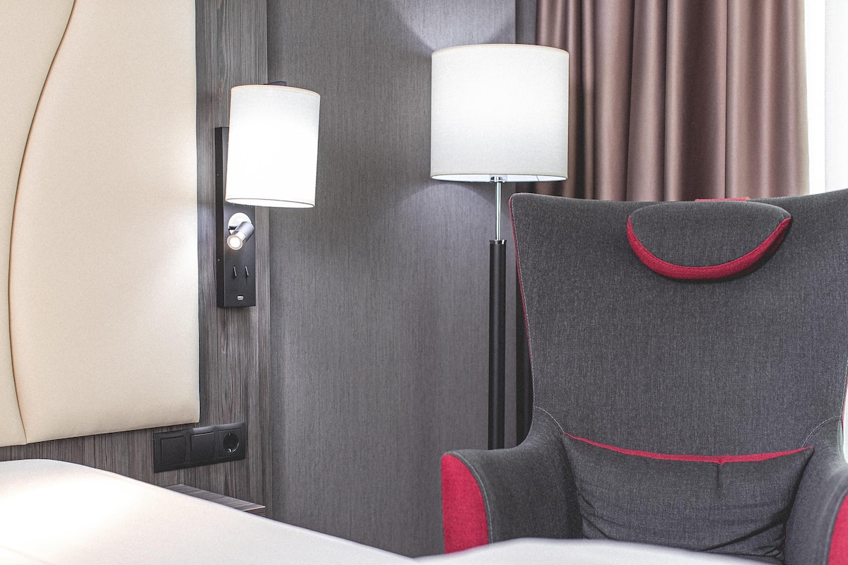 Laptop workspace, soundproofing, free cots/infant beds, free WiFi