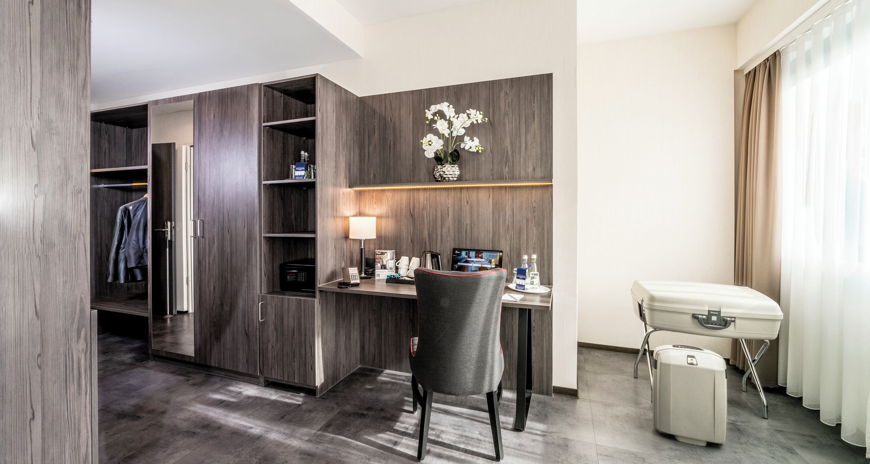 Junior Suite | Zimmersafe, Schreibtisch, laptopgeeigneter Arbeitsplatz