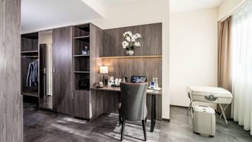Junior Suite | Zimmersafe, Schreibtisch, laptopgeeigneter Arbeitsplatz