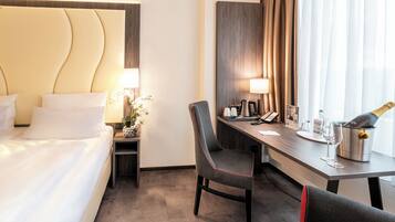 Cassaforte in camera, una scrivania, postazione laptop, tende oscuranti