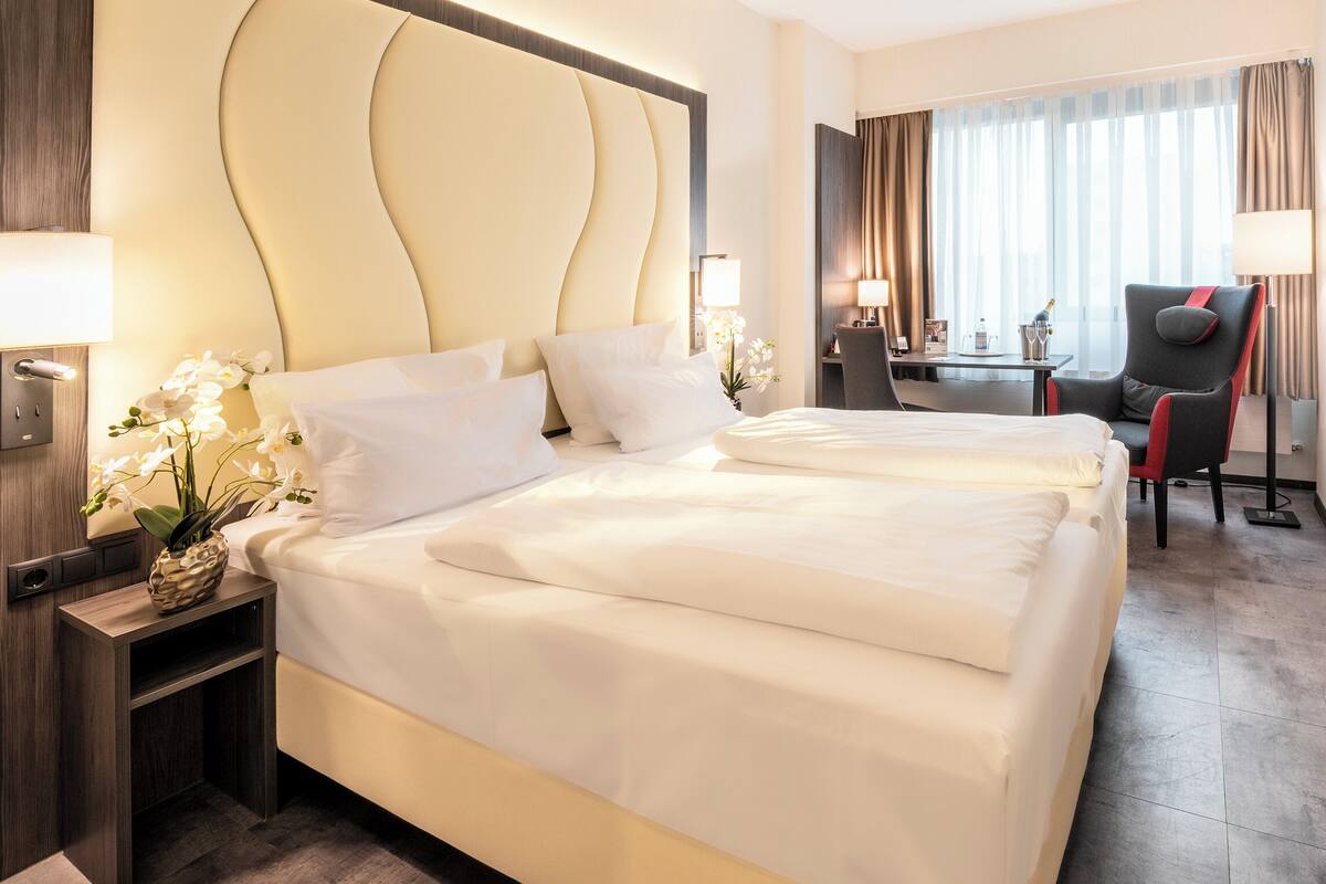 Safe på rommet, skrivebord og skrivebord for bærbar PC