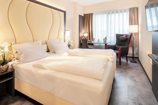 Een kluis op de kamer, een bureau, een laptopwerkplek