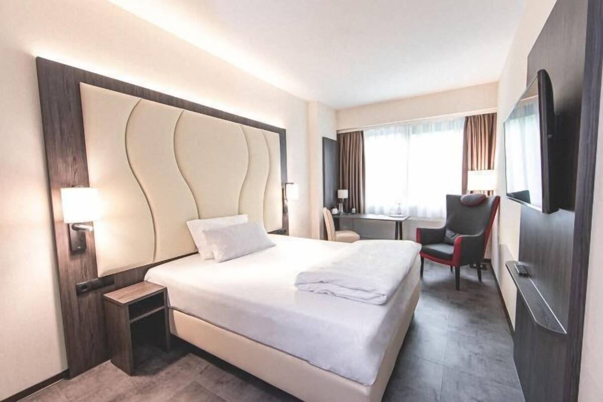 Laptop workspace, soundproofing, free cribs/infant beds, free WiFi
