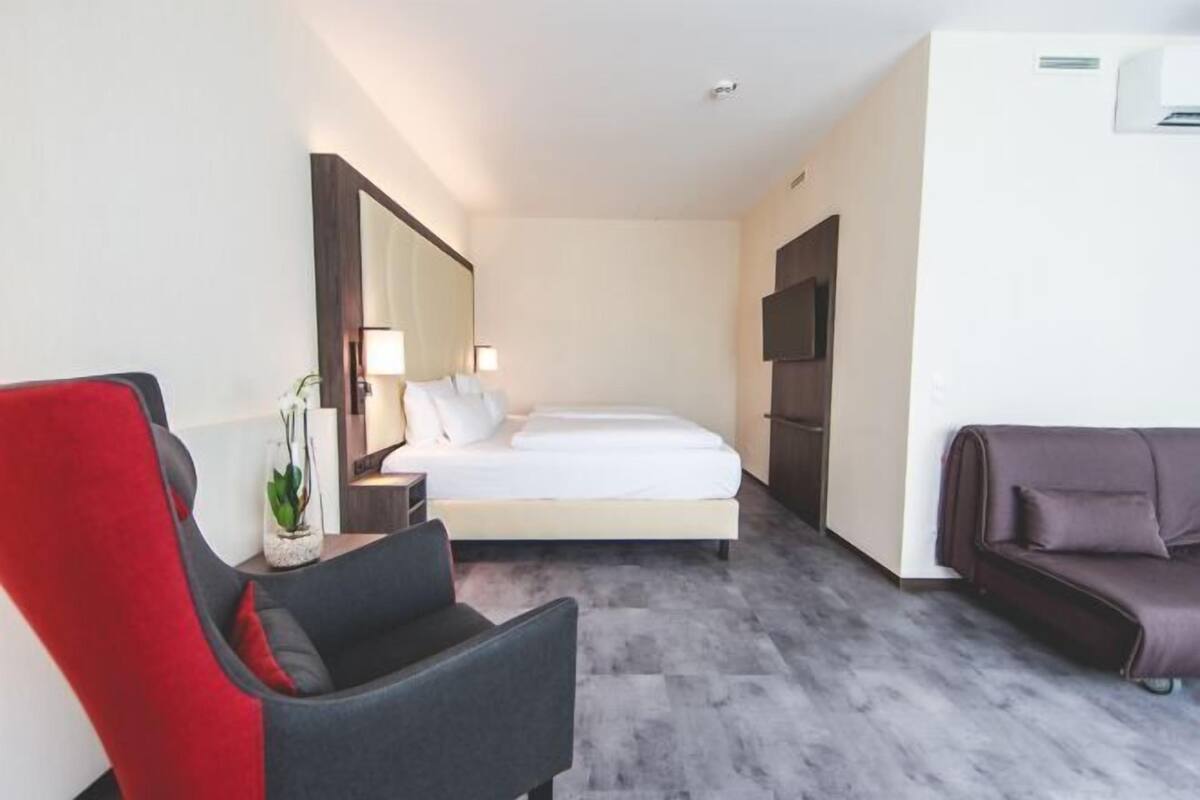 Laptop workspace, soundproofing, free cribs/infant beds, free WiFi