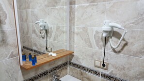 Chuveiro, secador de cabelo, toalhas de banho, sabonete