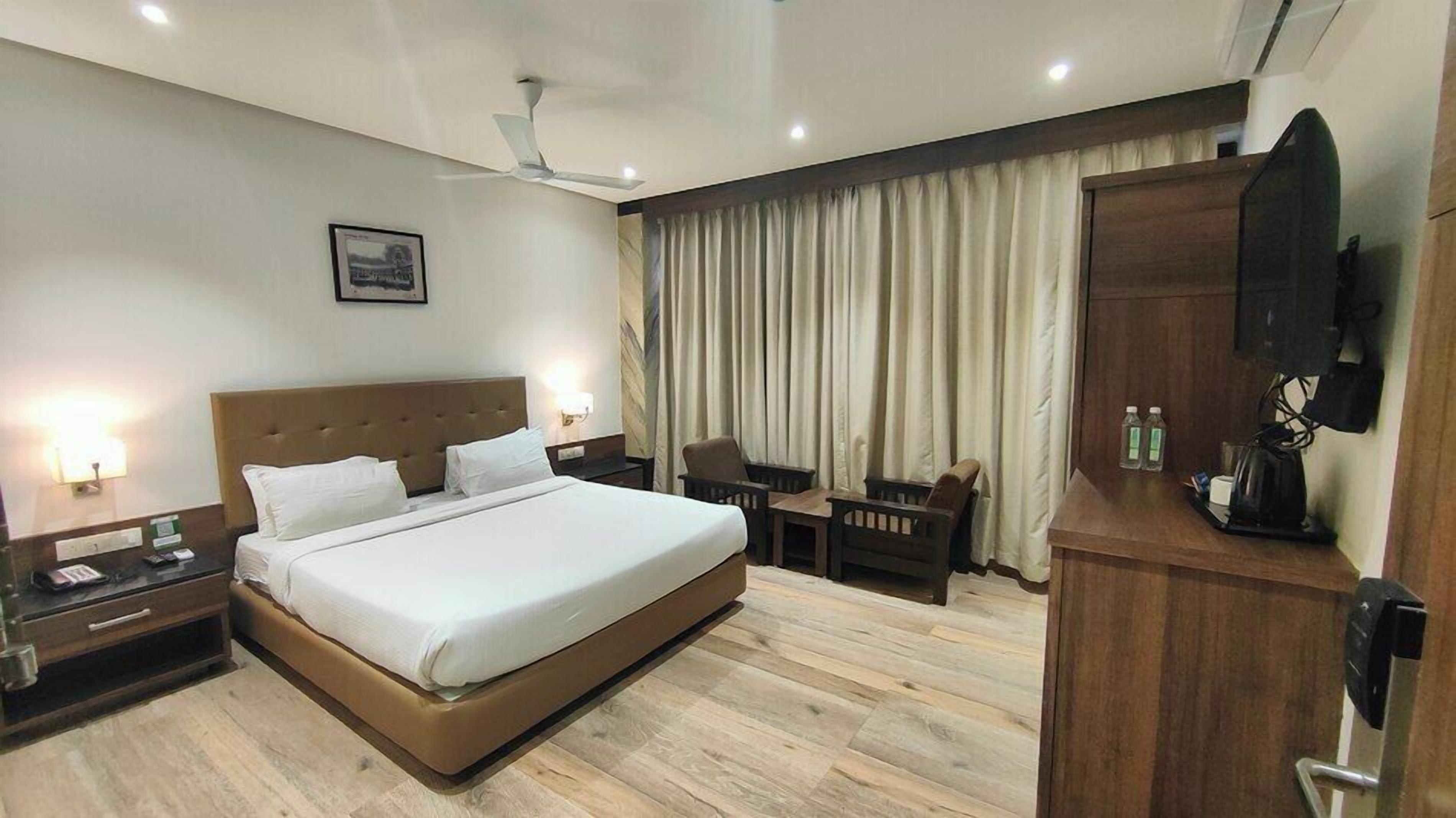 Deluxe Room | In-room safe, individually decorated, desk, blackout drapes