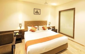 In-room safe, individually decorated, desk, blackout drapes - The Byke Suraj Club (Junagadh)