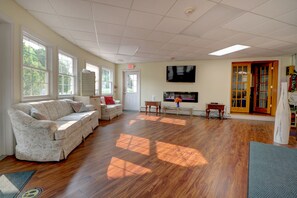 Lobby sitting area - Hamilton Village Inn (North Kingstown)
