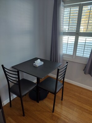 Iron/ironing board, free WiFi, bed sheets - Hamilton Village Inn (North Kingstown)