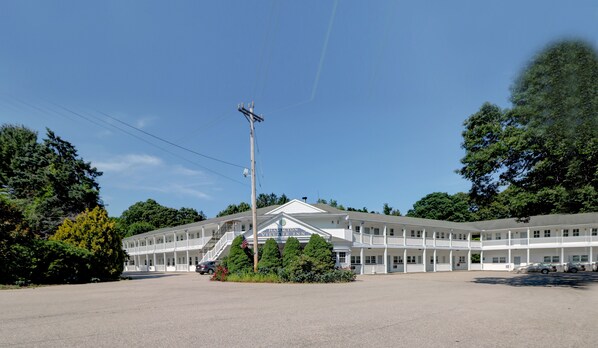 Exterior - Hamilton Village Inn (North Kingstown)