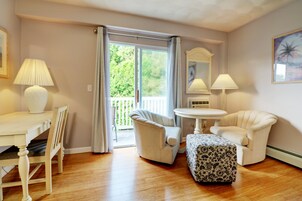 Habitación, 2 camas de matrimonio | Tabla de planchar con plancha, wifi gratis, ropa de cama