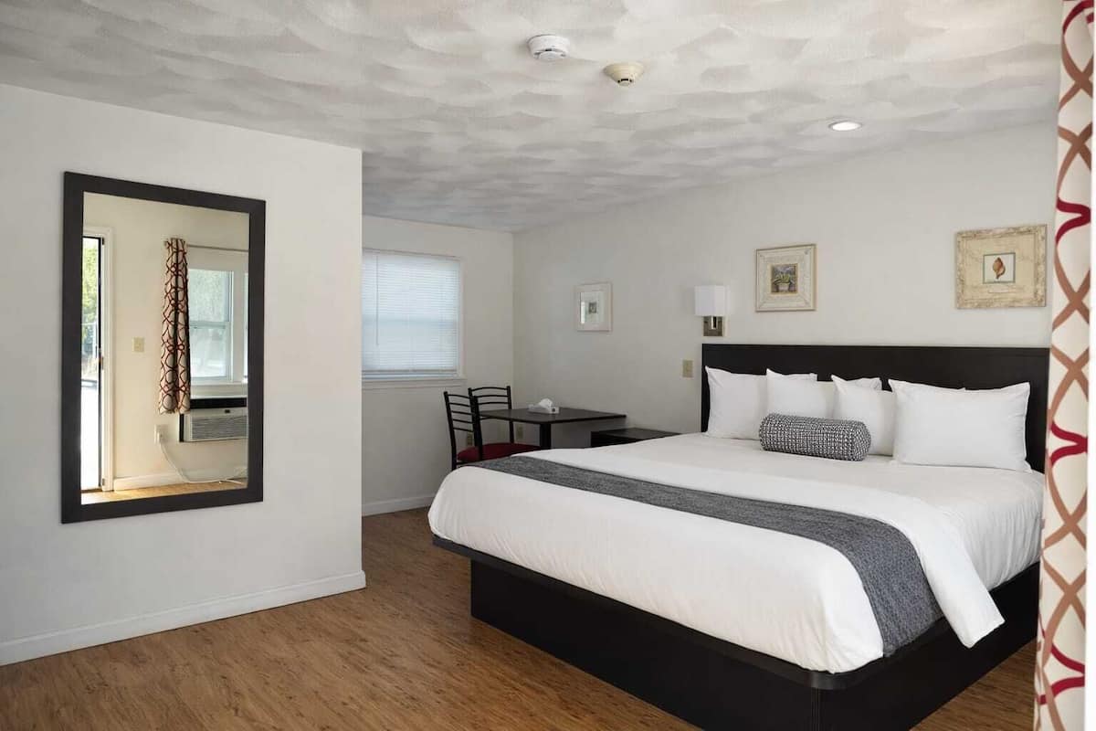 Room, 1 King Bed | Iron/ironing board, free WiFi, bed sheets