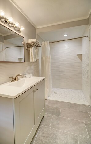 Apartamento | Banheiro | Secador de cabelo (mediante solicitação), toalhas de banho, sabonete 