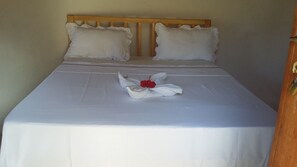 Deluxe Double Room | In-room safe, bed sheets - Ukerewe Garden View Bungalow at Bwiru Village Homestay (Murutunguru)