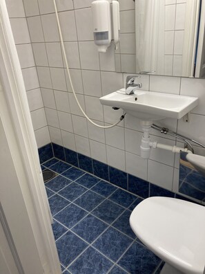 Double Room | Bathroom | Shower, towels - Førde Pensjonat (Sunnfjord)