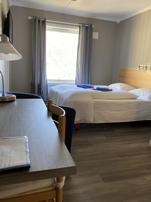 Double Room | Desk, laptop workspace, iron/ironing board, free WiFi - Førde Pensjonat (Sunnfjord)