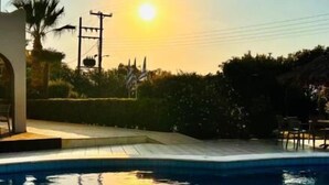 Een zwembad met helder water dat de zon weerspiegelt.