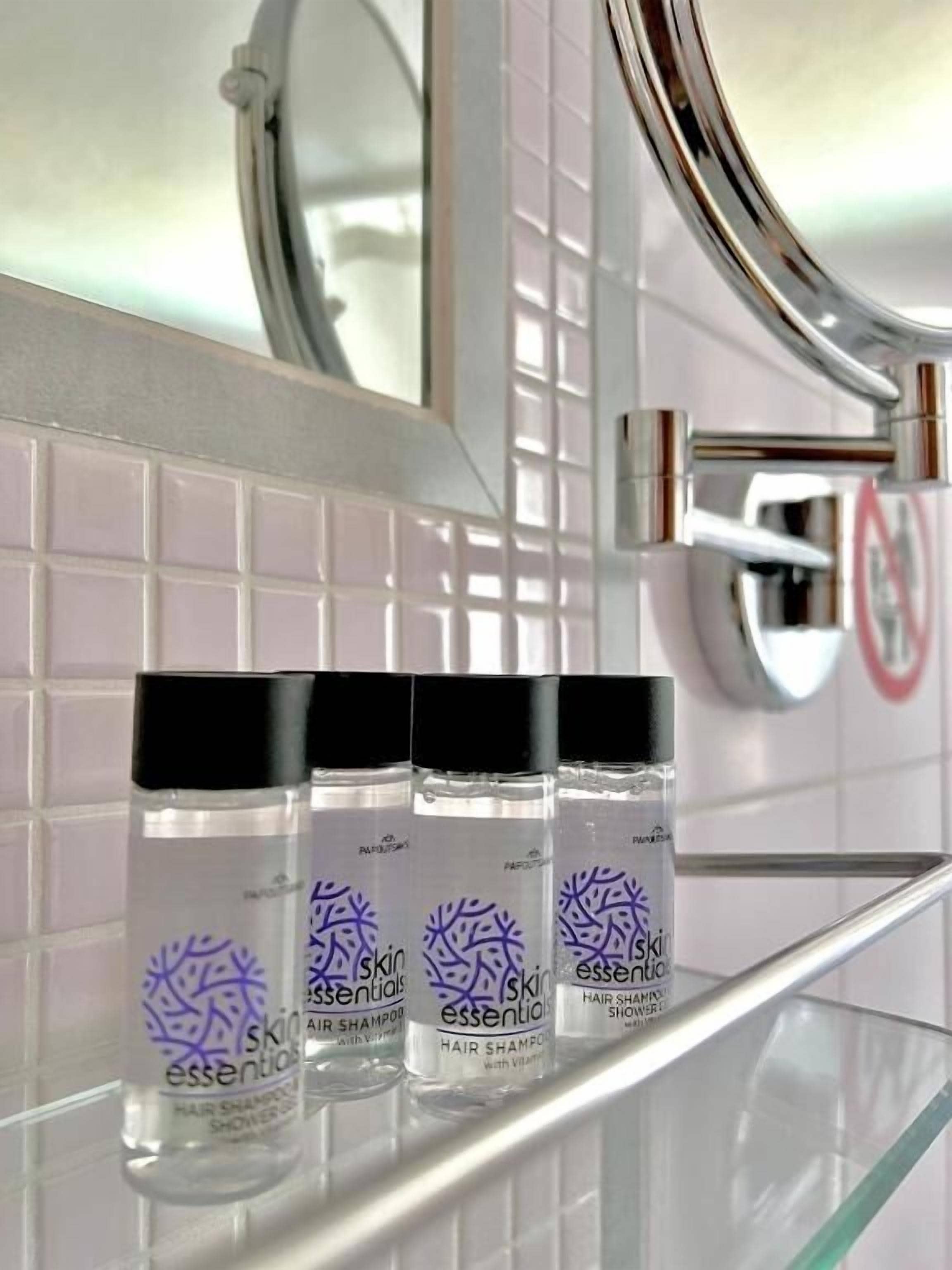 客房内保险箱、办公桌、隔音、熨斗/熨板