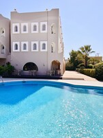 Una piscina al aire libre de temporada