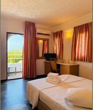 In-room safe, desk, soundproofing, iron/ironing board - Karteros Hotel (Hersonissos)