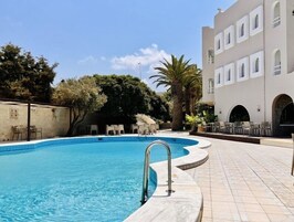 Una piscina al aire libre de temporada