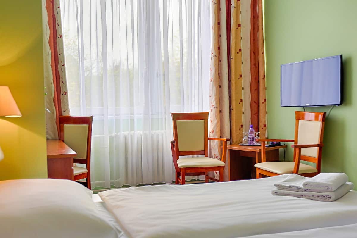 Chambre Simple Supérieure | Coffres-forts dans les chambres, bureau, fer et planche à repasser
