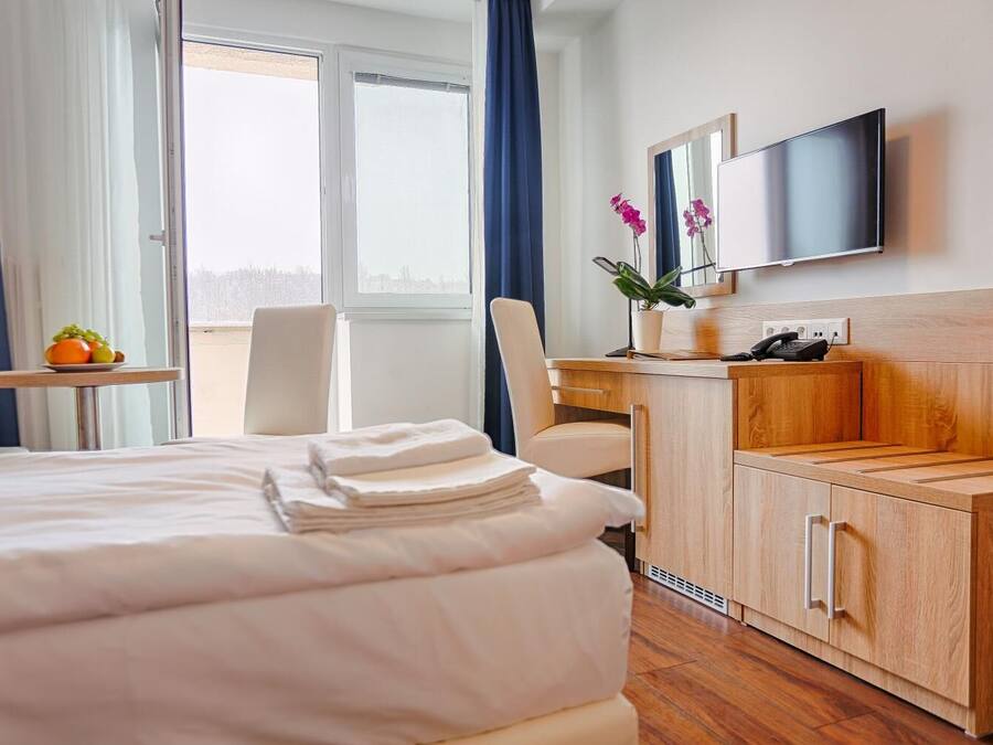 Een kluis op de kamer, een bureau, een strijkplank/strijkijzer