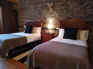 Twin Room | Down comforters, memory foam beds, individually decorated - Hotel Rural Curia (El Castellar)