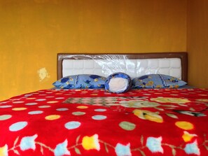 Free WiFi, bed sheets - Tuk Tuk View Inn (Samosir)