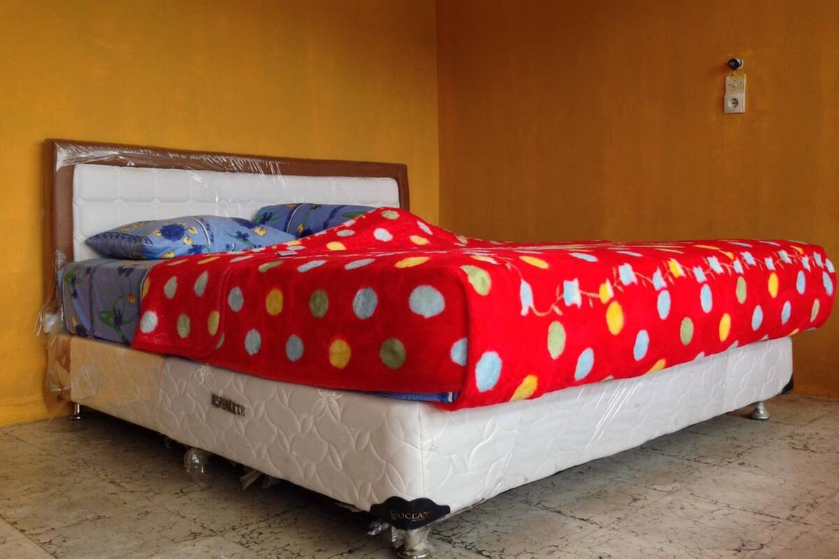 WiFi (free), bed sheets