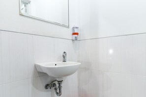 Bathroom - RW Downtown Hostel Ubud (Ubud)