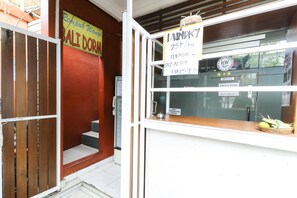 Reception - RW Downtown Hostel Ubud (Ubud)