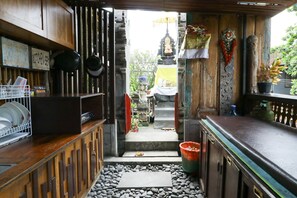 Interior entrance - RW Downtown Hostel Ubud (Ubud)