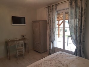 Double Room (Eugenie) | Individually decorated, individually furnished, soundproofing - Chambres d'Hotes les Ondines (Vinay)