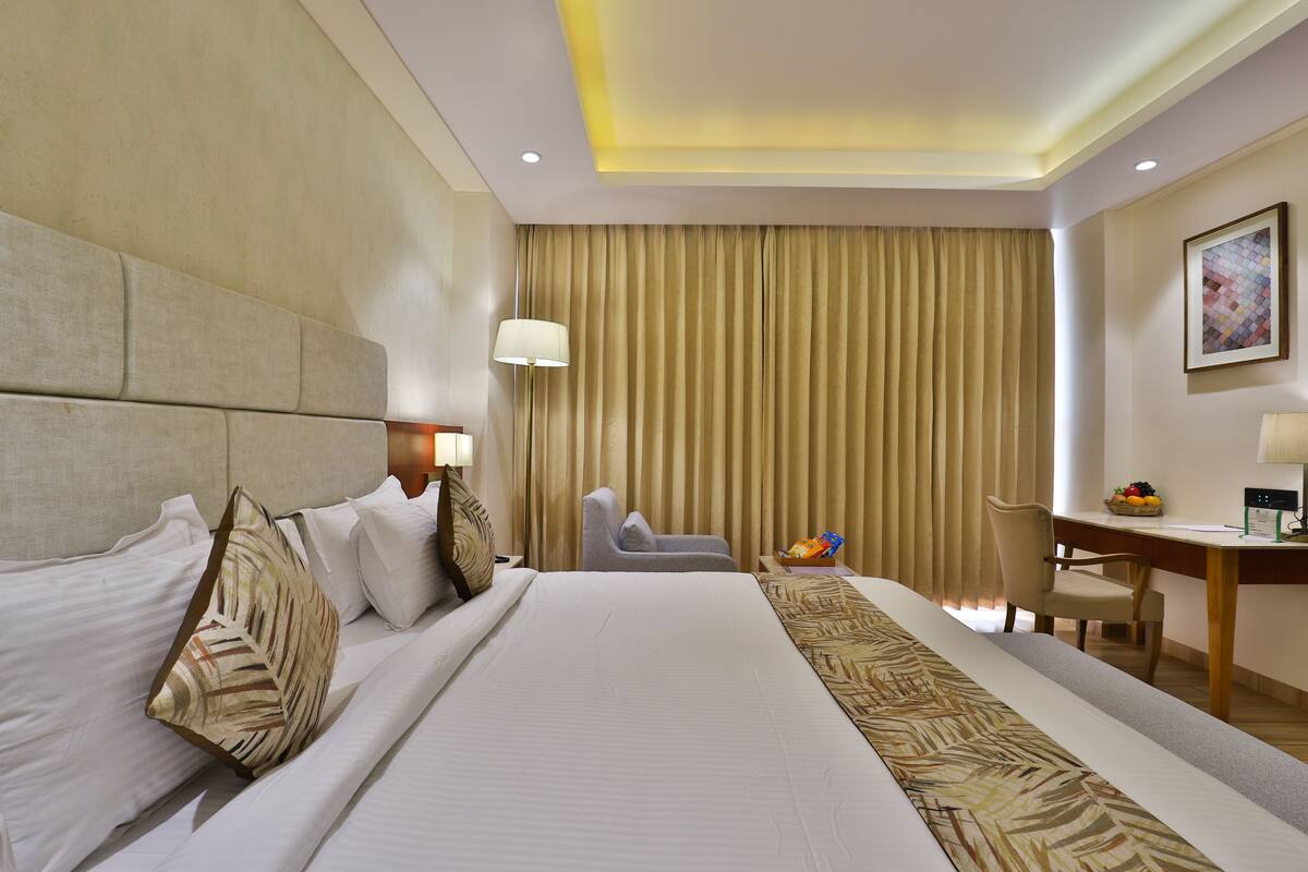 Classic Double Room | Soundproofing, iron/ironing board (on request), WiFi (free), bed sheets