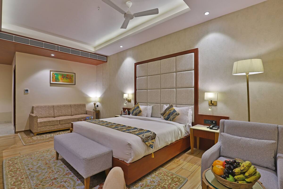 Deluxe Room | Soundproofing, iron/ironing board (on request), WiFi (free), bed sheets