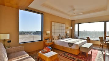 Deluxe Room | Soundproofing, iron/ironing board, free WiFi, bed sheets