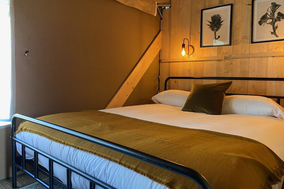 4 bedrooms, iron/ironing board (on request), cribs (free), WiFi (free)