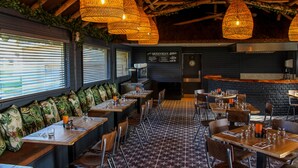 4 restaurants; breakfast, lunch, dinner and brunch served  - Bear Lodge - At Port Lympne Reserve (Hythe)