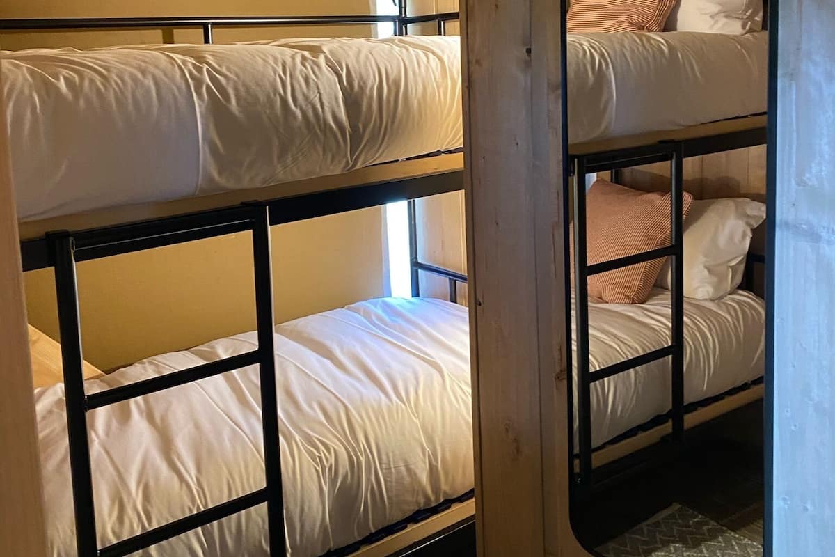 4 habitaciones, tabla de planchar con plancha y cunas gratuitas