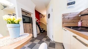 Rumah | Dapur pribadi | Lemari es, kompor, mesin pembuat kopi/teh, dan ketel listrik