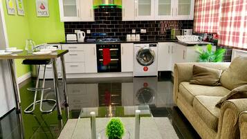 Full-sized fridge, microwave, oven, stovetop