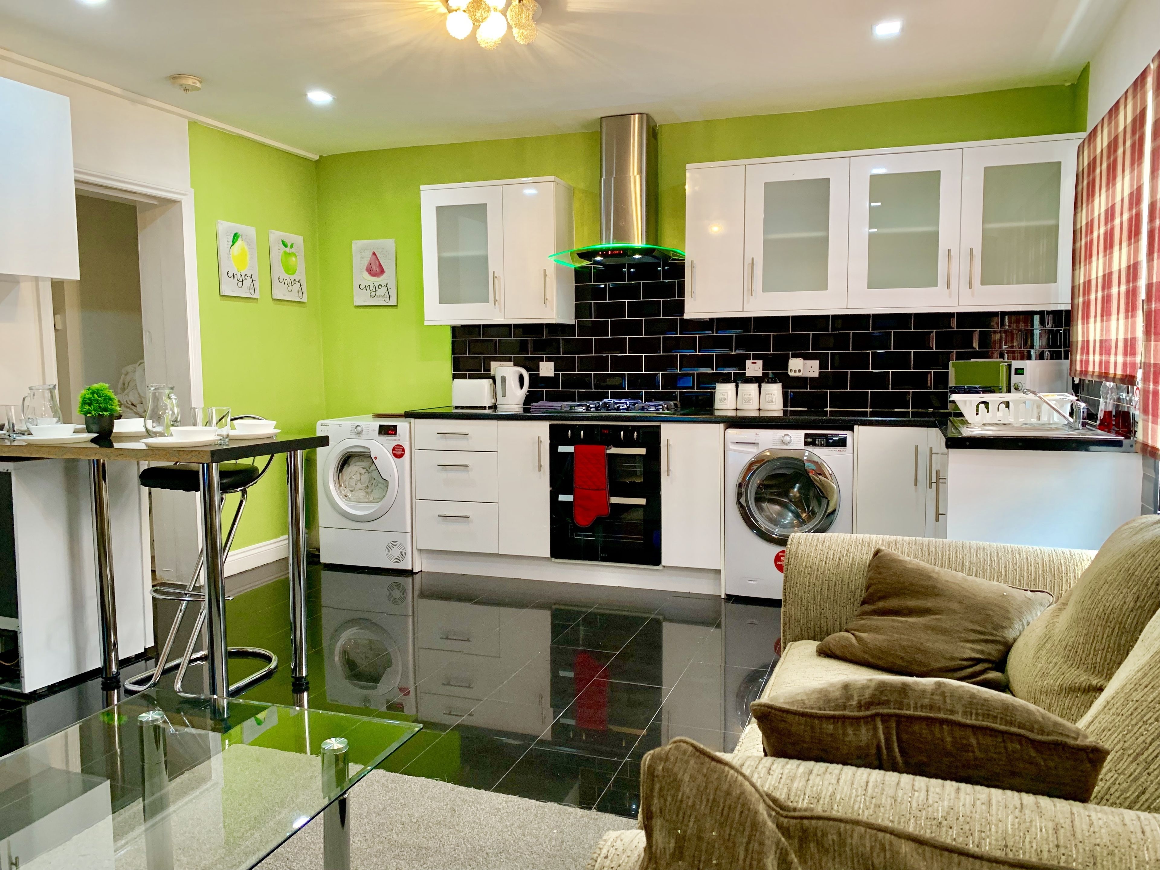 Full-sized fridge, microwave, oven, stovetop