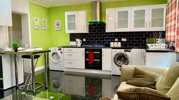 Full-sized fridge, microwave, oven, stovetop